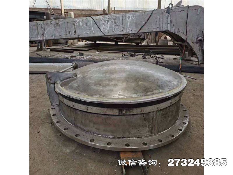 排涝泵站不锈钢拍门采用304/316L不锈钢材质，专为城市内涝防治与河道排涝设计，安装于泵站出水口控制水流方向。产品通过水压差自动启闭，防止外水倒灌，适配DN500-DN3000大口径管道，支持法兰连接或混凝土浇筑。其耐腐蚀性强，可抵御污水、雨水等介质侵蚀，保障排涝系统稳定运行。厂家提供按图定制、流量平衡计算及安装调试服务，支持液压驱动或电动控制升级，确保大流量排水需求。